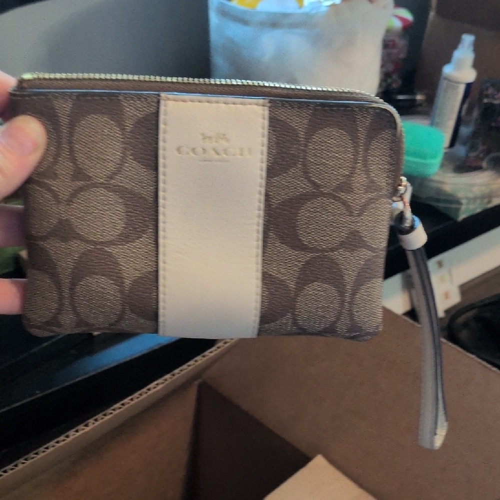 Coach Tan and Cream Signature Wallet - Picture 2 of 5